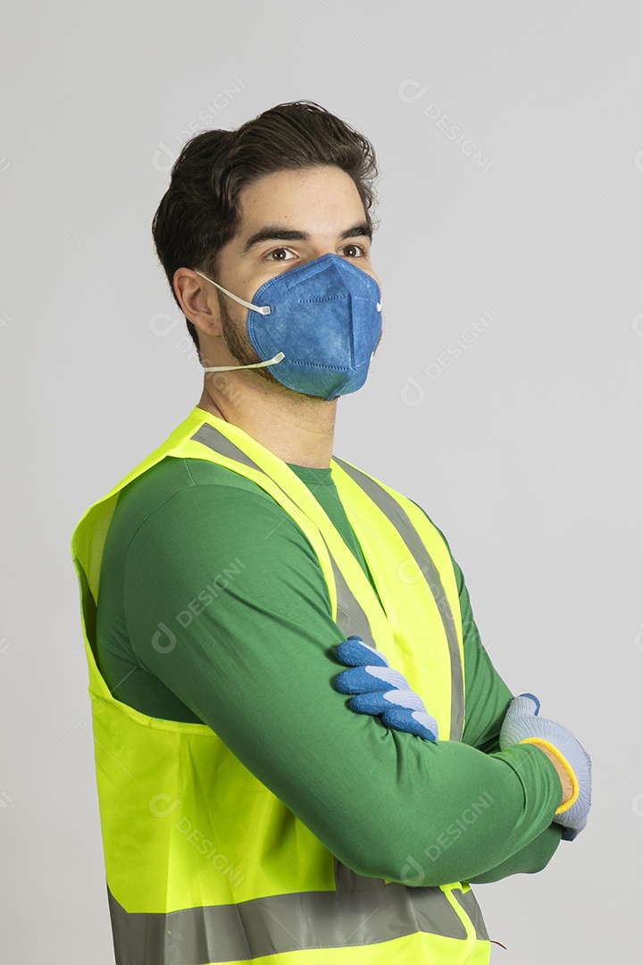 Lindo homem jovem construtor sobre fundo isolado branco