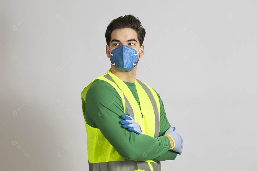 Lindo homem jovem construtor sobre fundo isolado branco