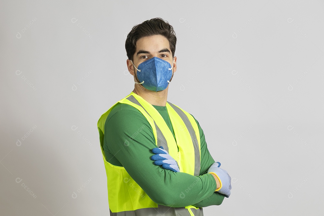 Lindo homem jovem construtor sobre fundo isolado branco