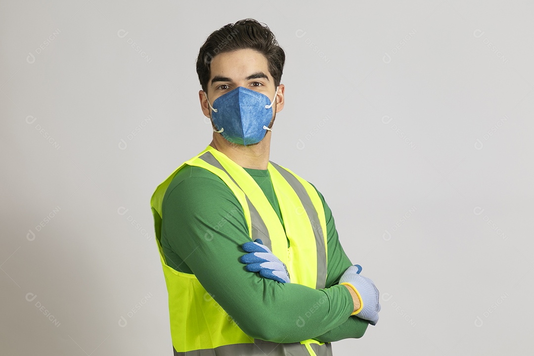 Lindo homem jovem construtor sobre fundo isolado branco