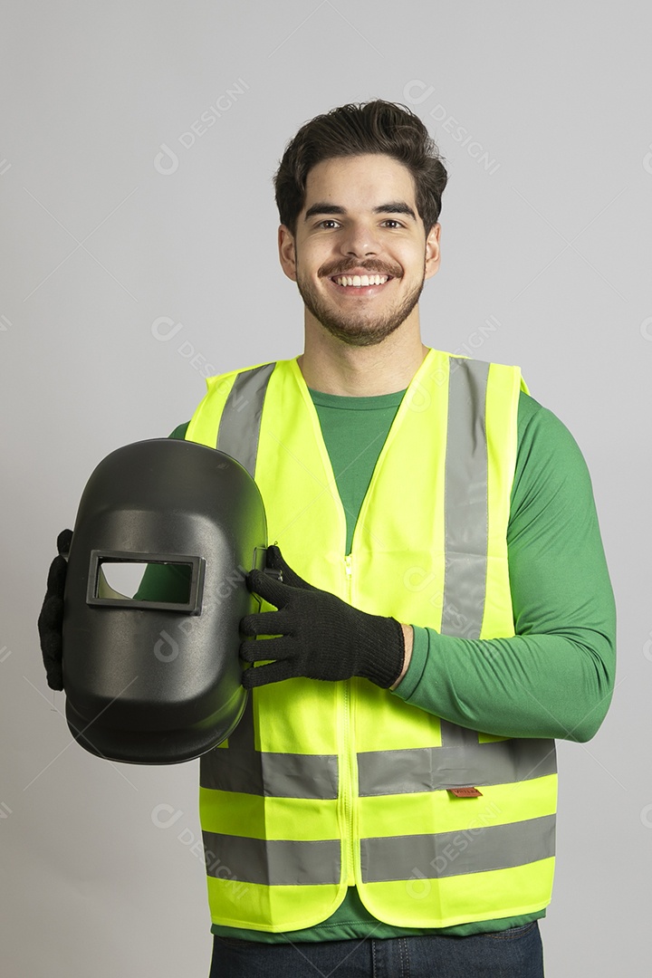 Lindo homem jovem construtor sobre fundo isolado branco