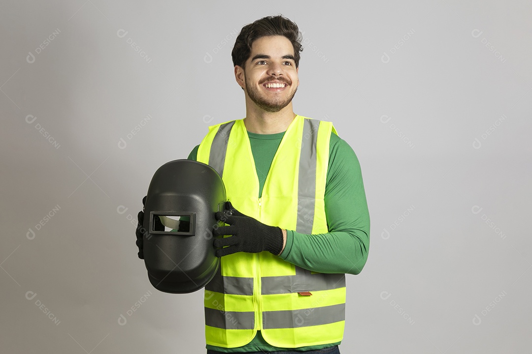 Lindo homem jovem construtor sobre fundo isolado branco