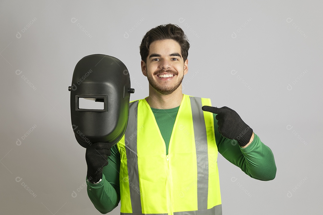 Lindo homem jovem construtor sobre fundo isolado branco