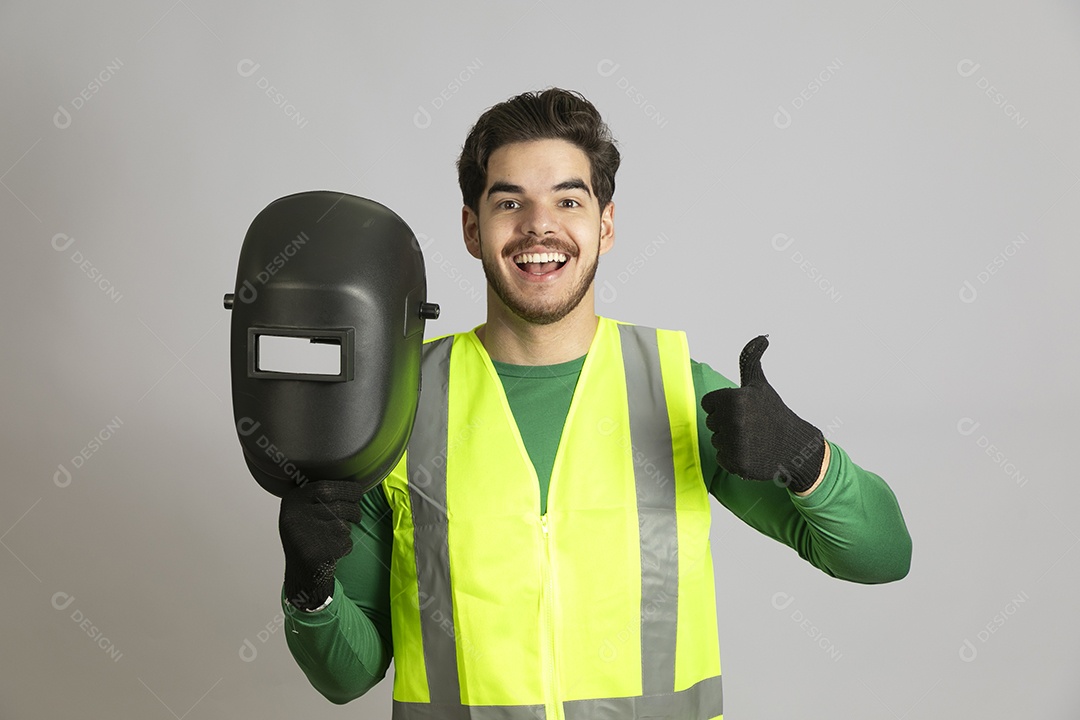 Lindo homem jovem construtor sobre fundo isolado branco