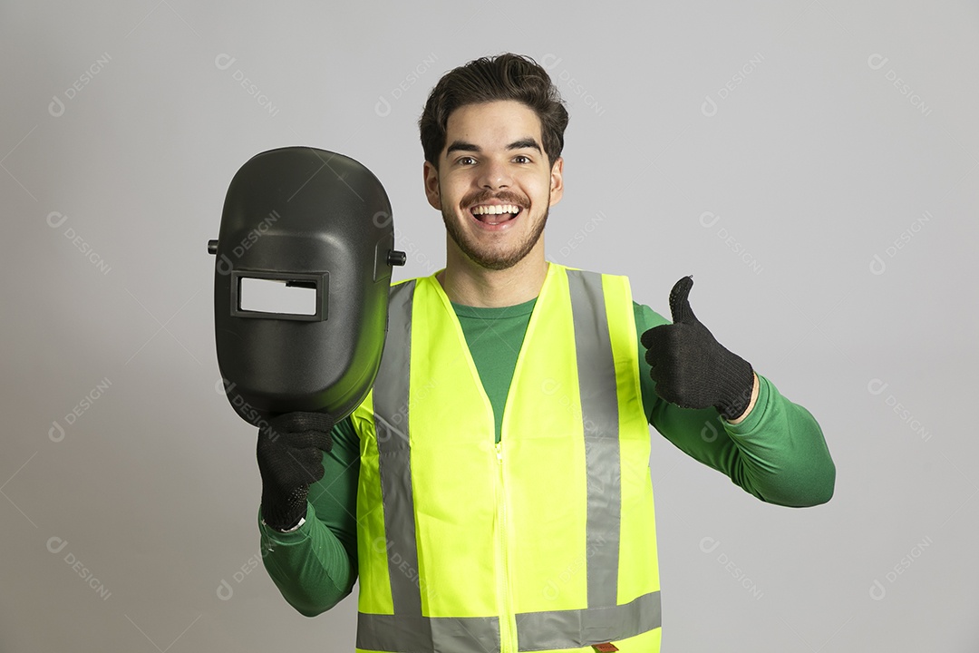 Lindo homem jovem construtor sobre fundo isolado branco