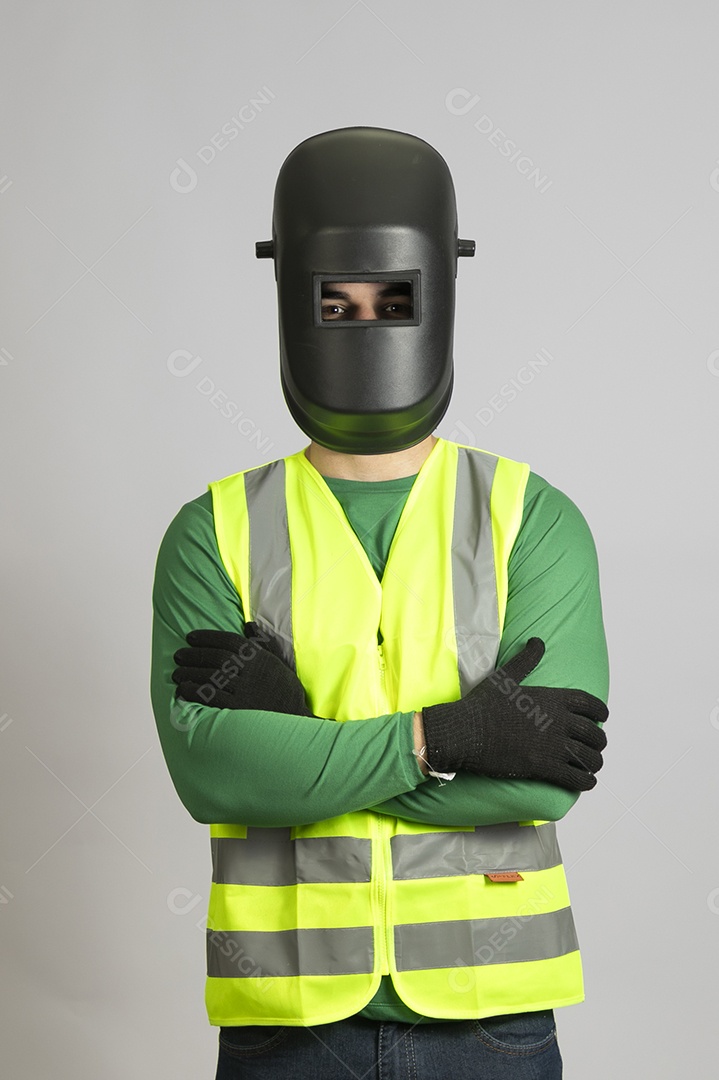 Lindo homem jovem construtor sobre fundo isolado branco