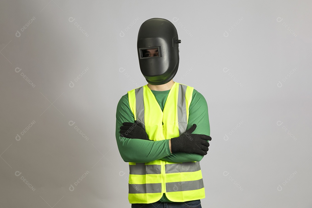 Lindo homem jovem construtor sobre fundo isolado branco