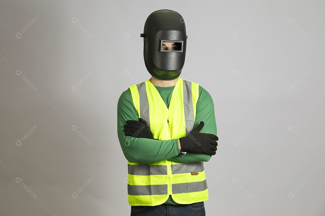 Lindo homem jovem construtor sobre fundo isolado branco