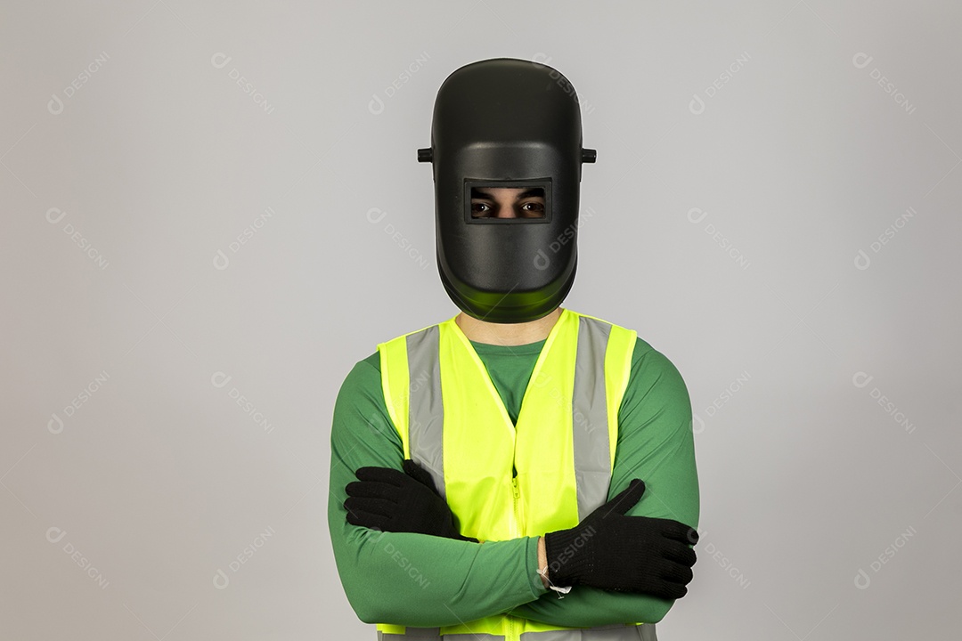 Lindo homem jovem construtor sobre fundo isolado branco