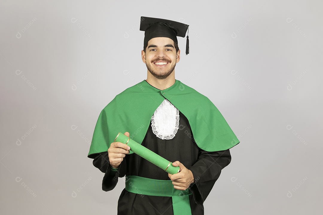 Lindo jovem se formando sorridente e feliz