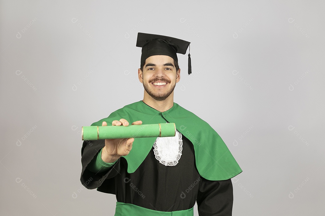 Lindo jovem se formando sorridente e feliz