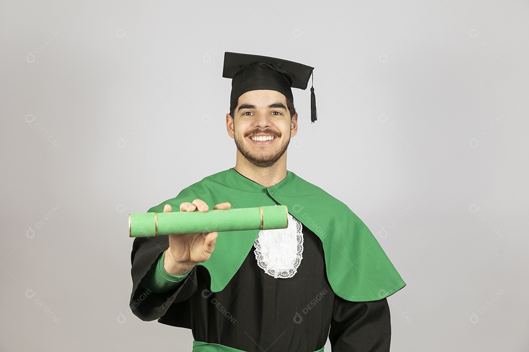 Lindo jovem se formando sorridente e feliz