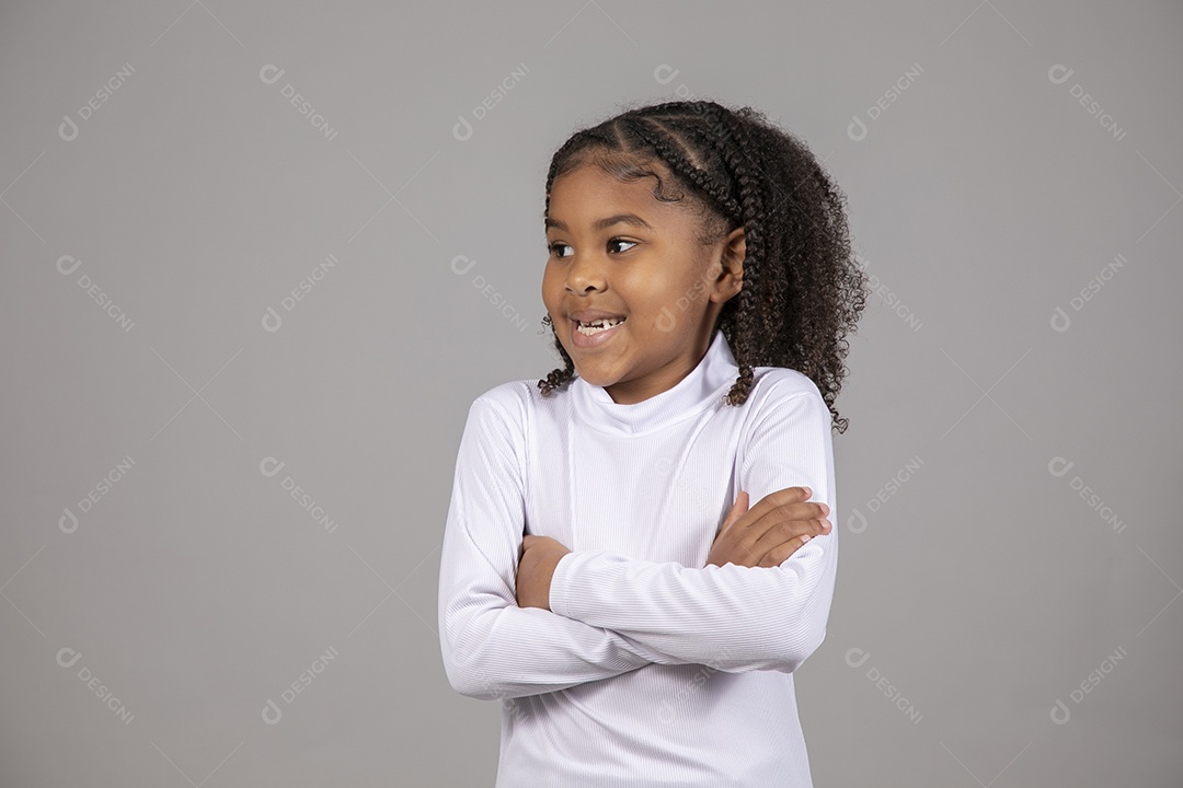 Linda garotinha sorridente sobre fundo isolado branco