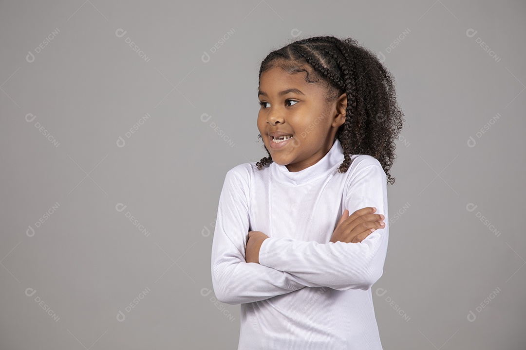 Linda garotinha sorridente sobre fundo isolado branco