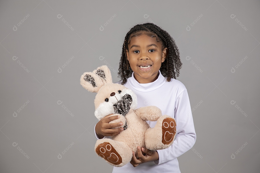 Linda garotinha sorridente usando roupa do papai Noel celebrando natal