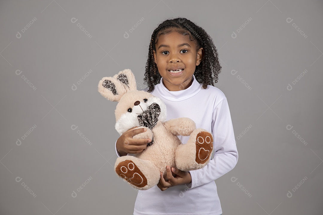 Linda garotinha sorridente usando roupa do papai Noel celebrando natal