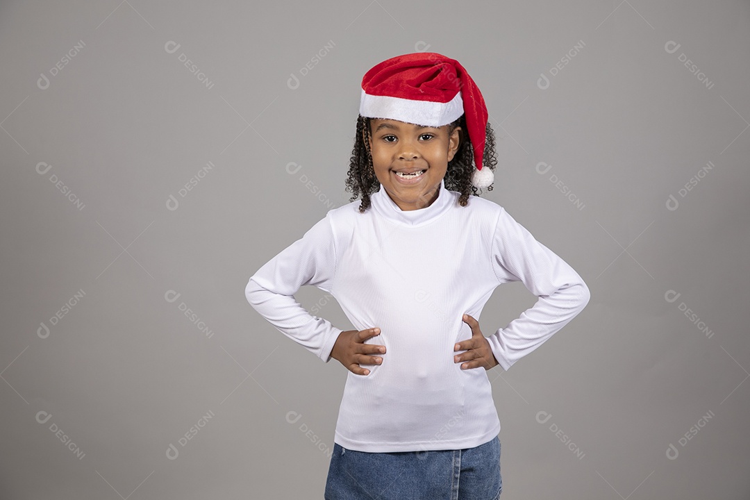 Linda garotinha sorridente usando roupa do papai Noel celebrando natal