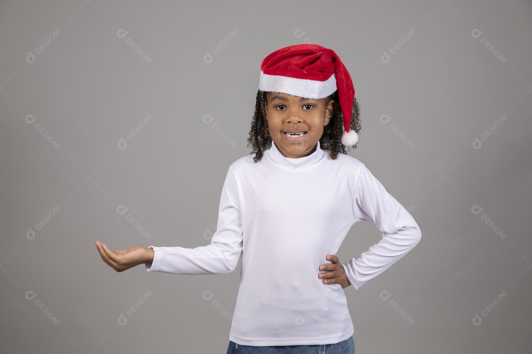 Linda garotinha sorridente usando roupa do papai Noel celebrando natal
