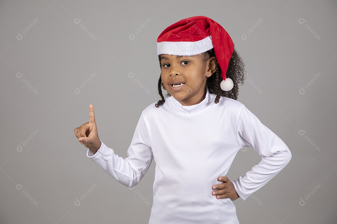 Linda garotinha sorridente usando roupa do papai Noel celebrando natal