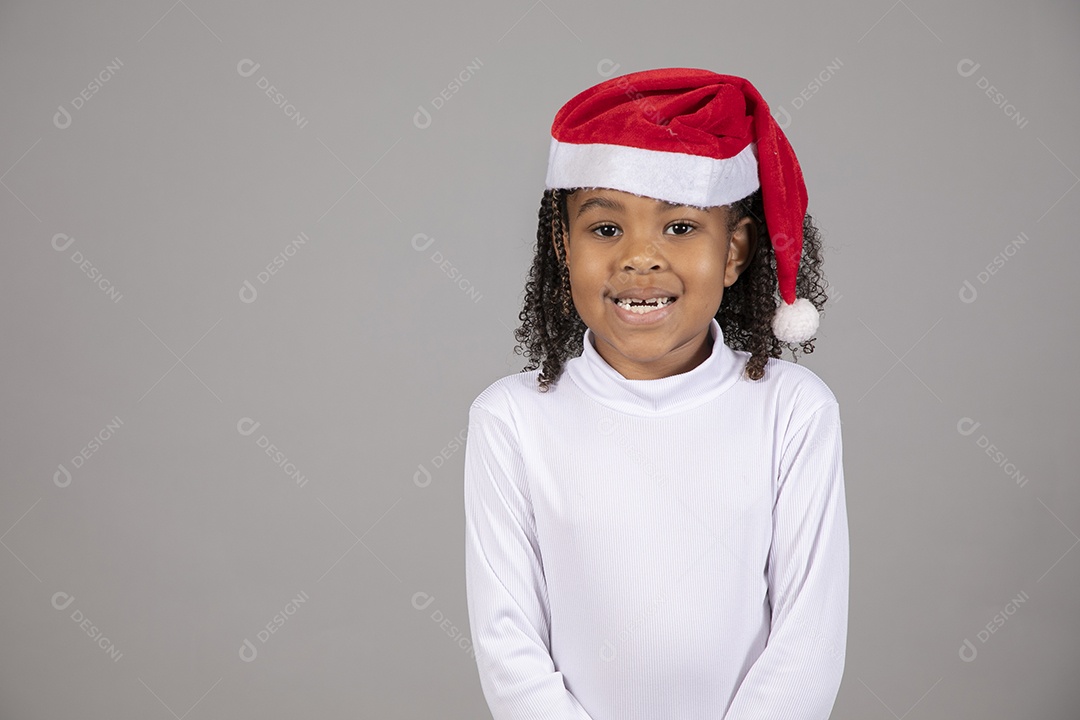 Linda garotinha sorridente usando roupa do papai Noel celebrando natal