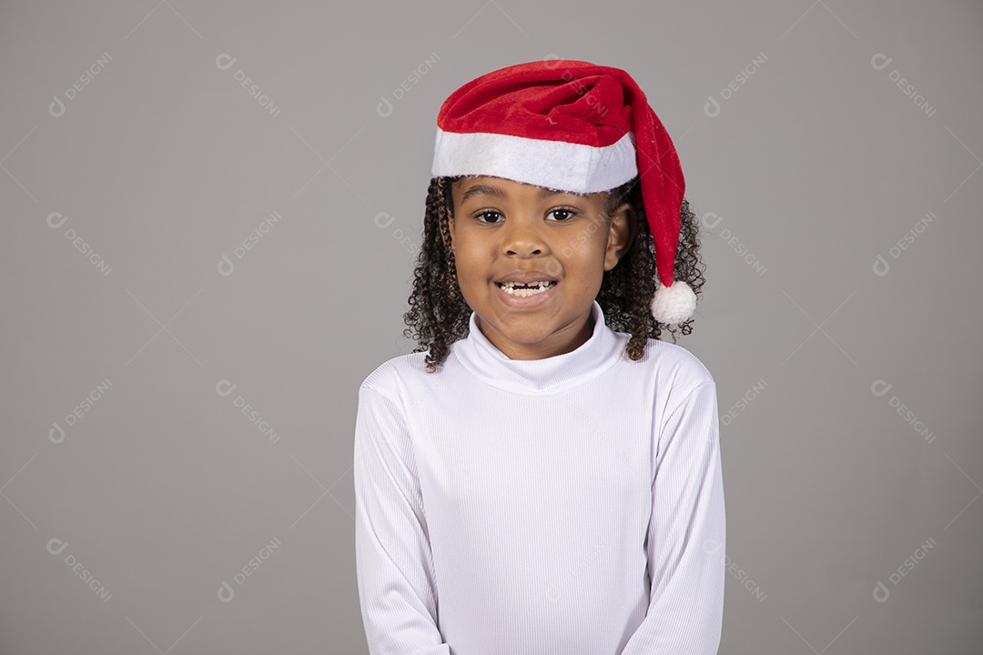 Linda garotinha sorridente usando roupa do papai Noel celebrando natal