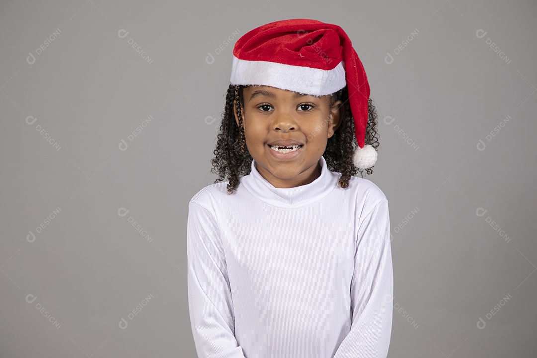 Linda garotinha sorridente usando roupa do papai Noel celebrando natal