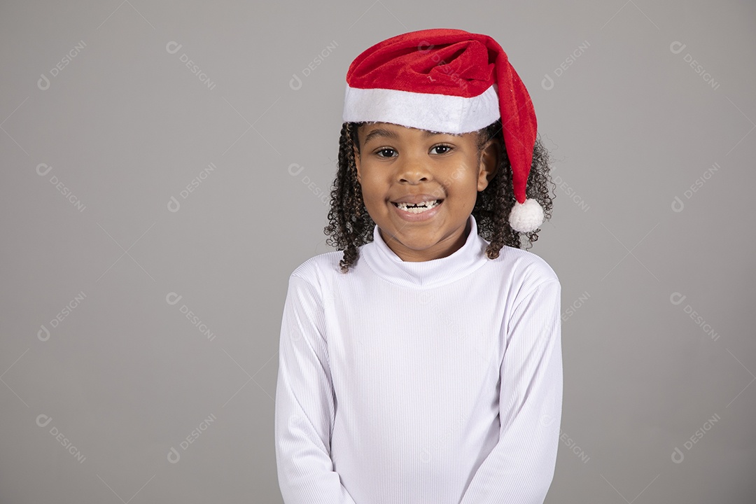 Linda garotinha sorridente usando roupa do papai Noel celebrando natal