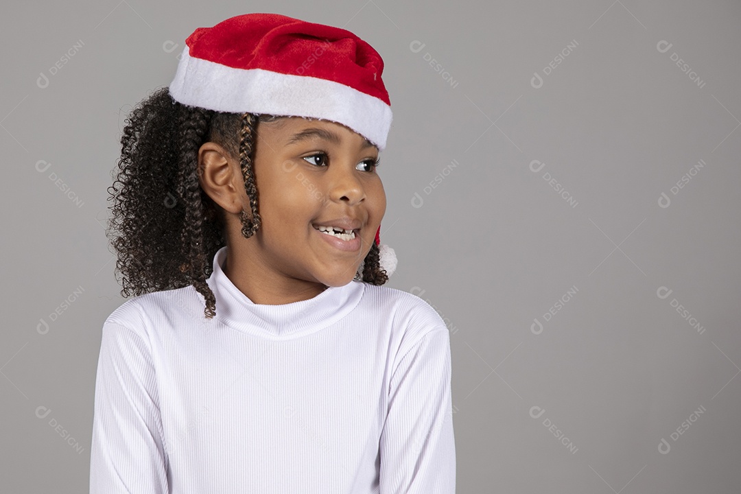 Linda garotinha sorridente usando roupa do papai Noel celebrando natal