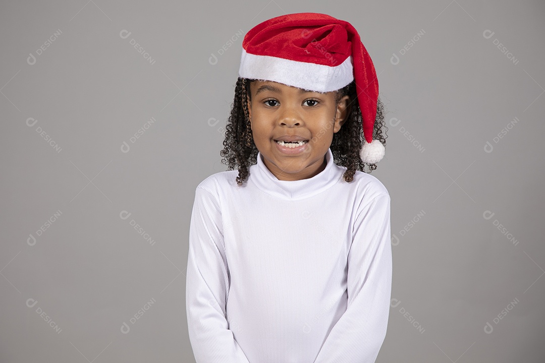 Linda garotinha sorridente usando roupa do papai Noel celebrando natal