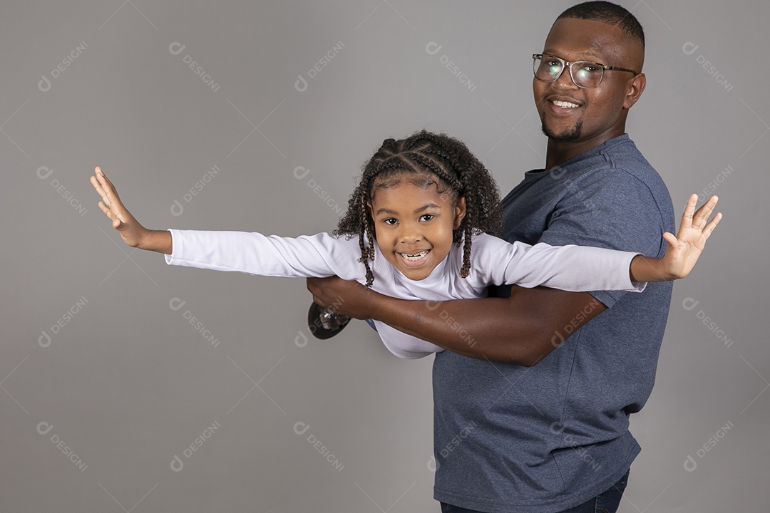 Lindo pai ao lado de sua filha felizes sobre fundo isolado branco
