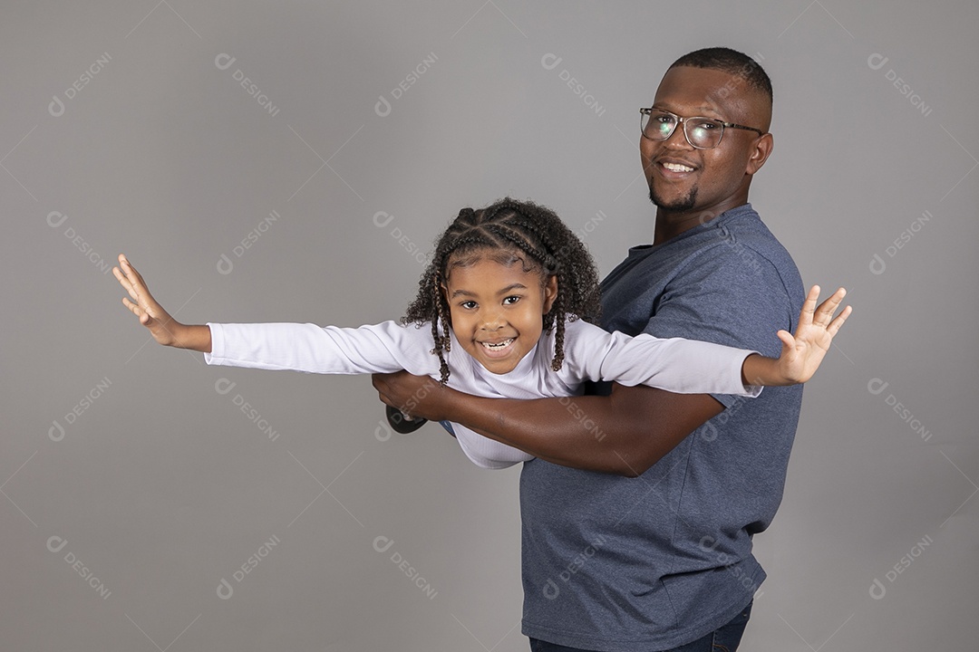 Lindo pai ao lado de sua filha felizes sobre fundo isolado branco