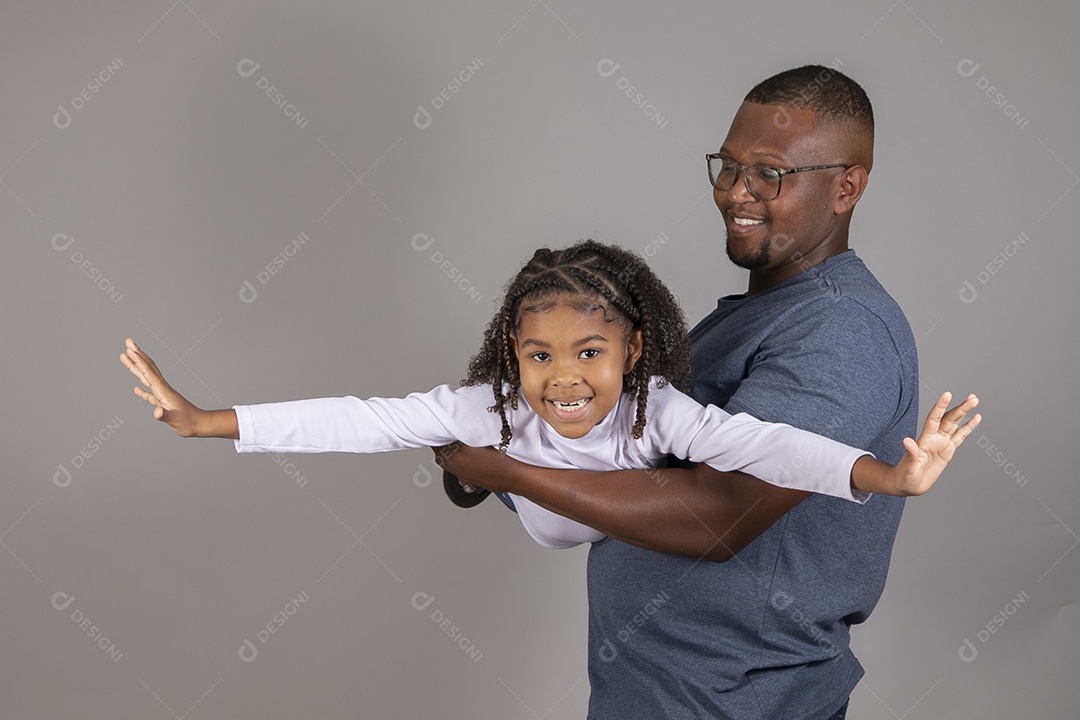 Lindo pai ao lado de sua filha felizes sobre fundo isolado branco