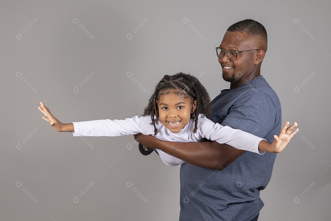 Lindo pai ao lado de sua filha felizes sobre fundo isolado branco