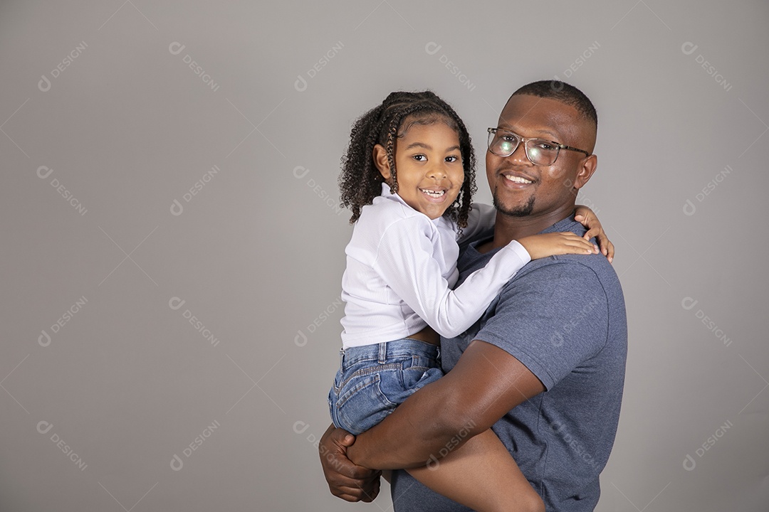 Lindo pai ao lado de sua filha felizes sobre fundo isolado branco