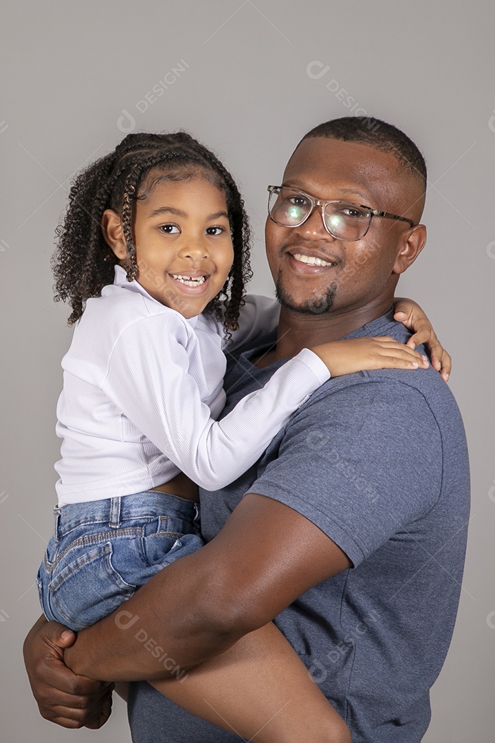 Lindo pai ao lado de sua filha felizes sobre fundo isolado branco