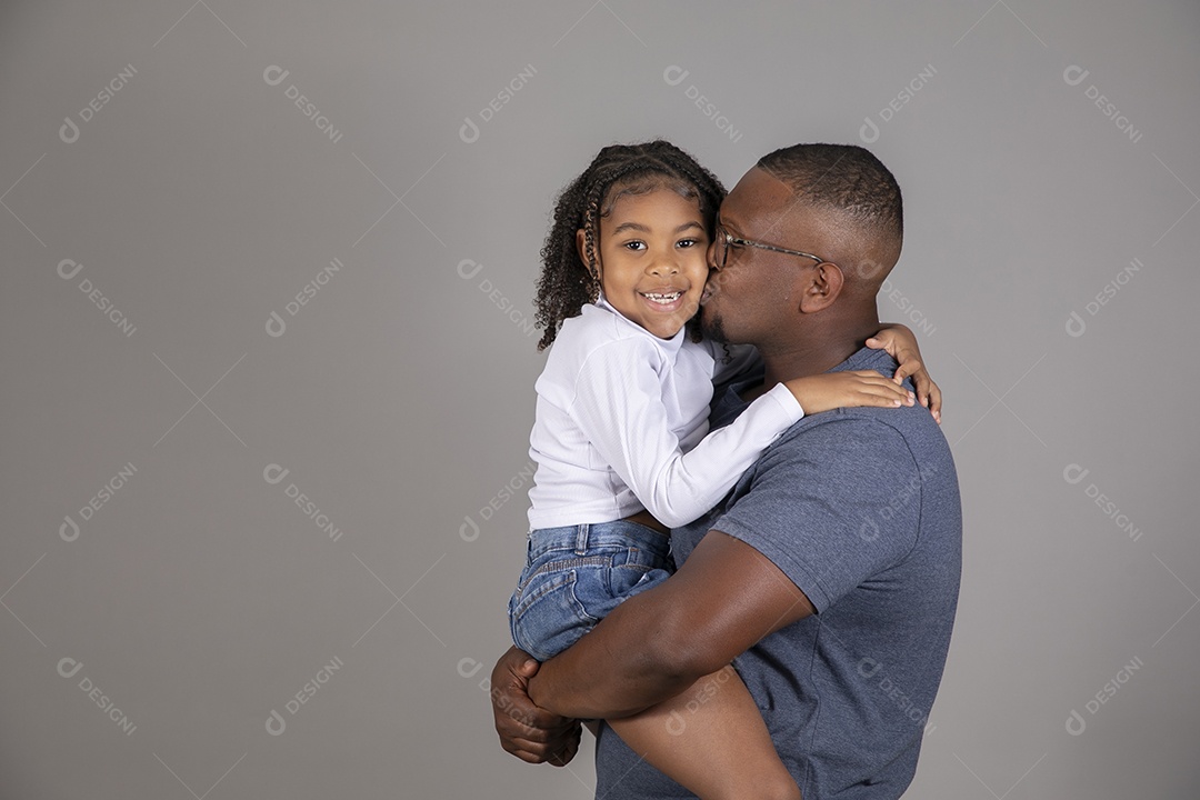 Lindo pai ao lado de sua filha felizes sobre fundo isolado branco