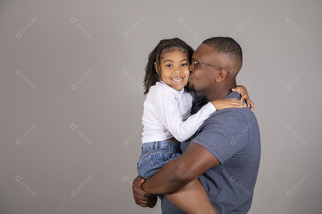 Lindo pai ao lado de sua filha felizes sobre fundo isolado branco