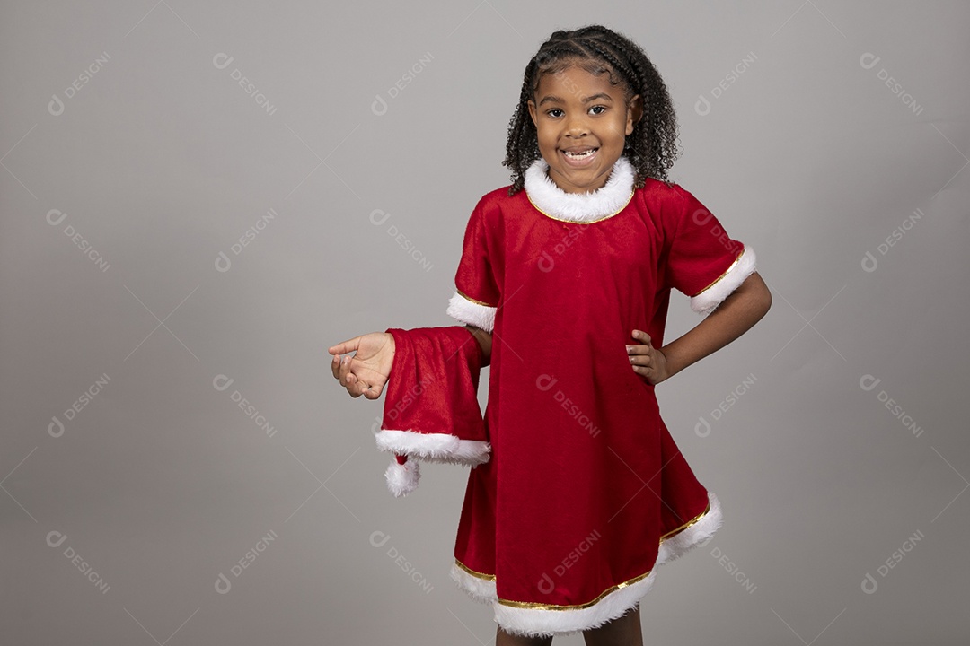 Linda garotinha sorridente usando roupa do papai Noel celebrando natal
