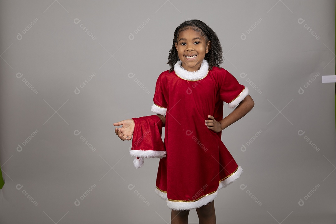 Linda garotinha sorridente usando roupa do papai Noel celebrando natal