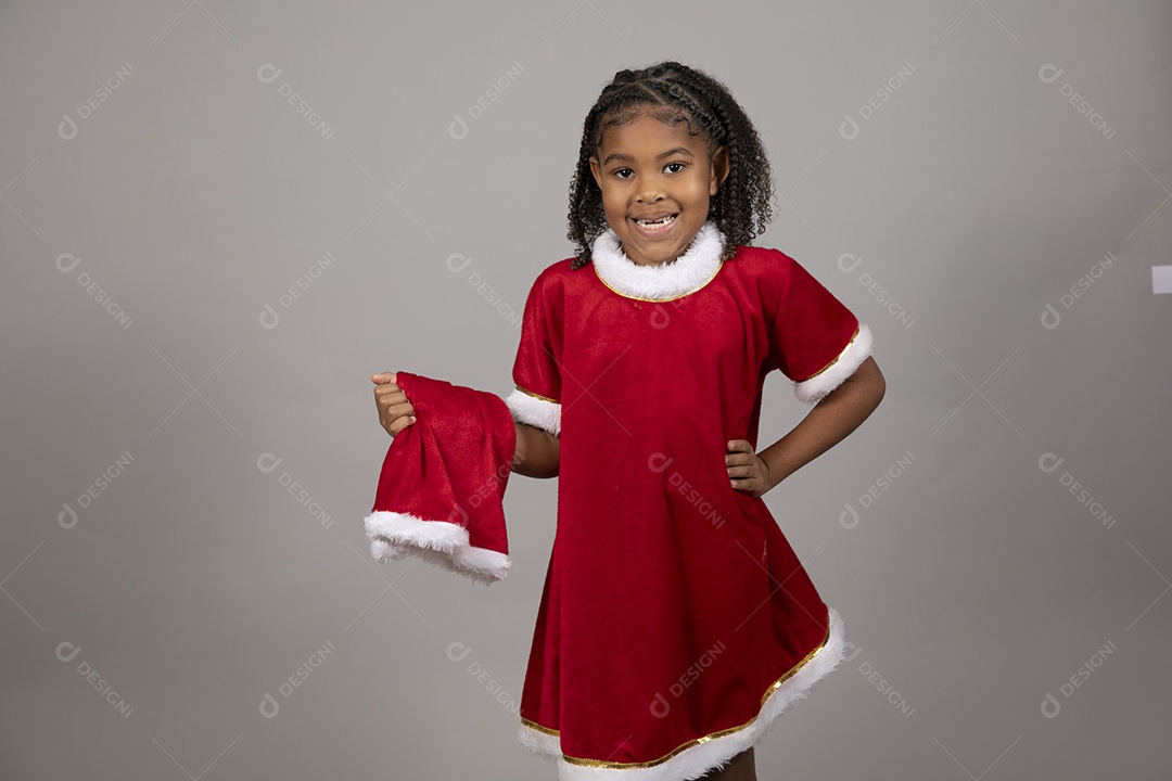 Linda garotinha sorridente usando roupa do papai Noel celebrando natal