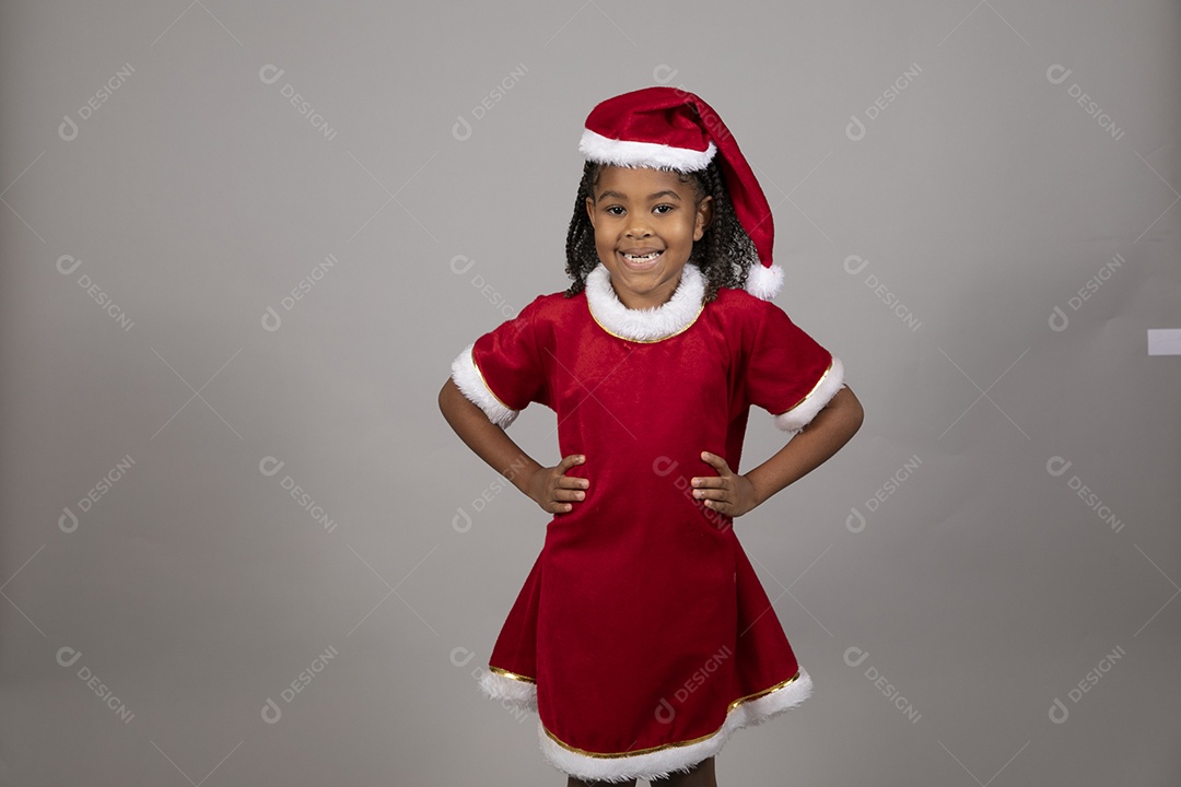 Linda garotinha sorridente usando roupa do papai Noel celebrando natal