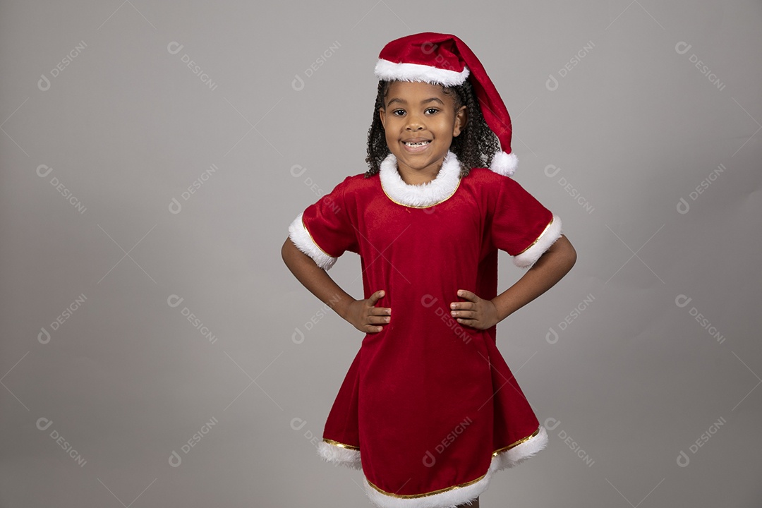 Linda garotinha sorridente usando roupa do papai Noel celebrando natal