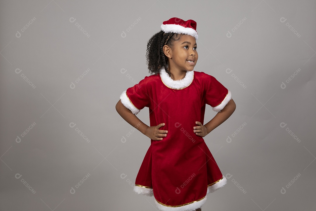 Linda garotinha sorridente usando roupa do papai Noel celebrando natal