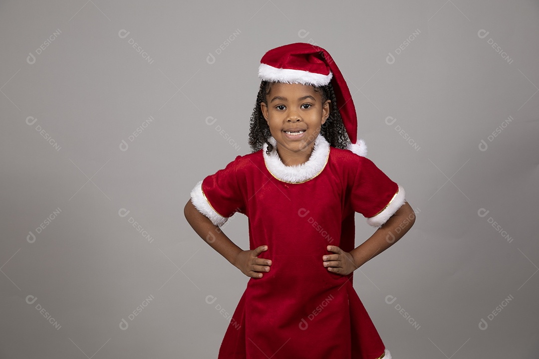 Linda garotinha sorridente usando roupa do papai Noel celebrando natal