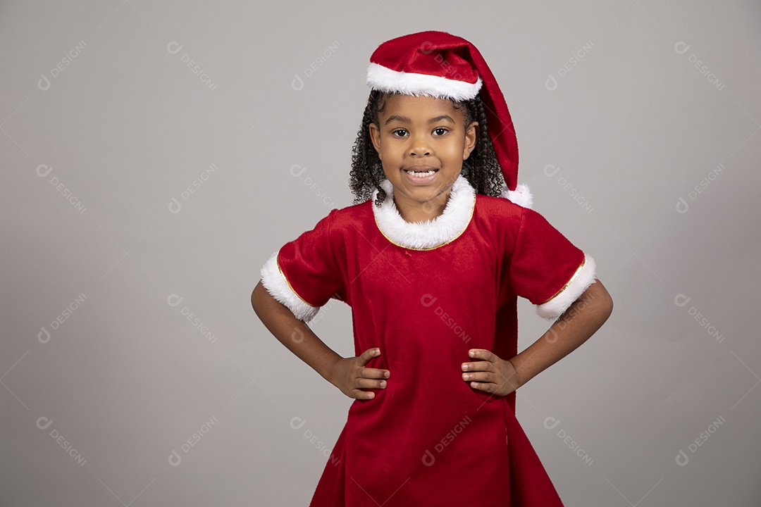 Linda garotinha sorridente usando roupa do papai Noel celebrando natal