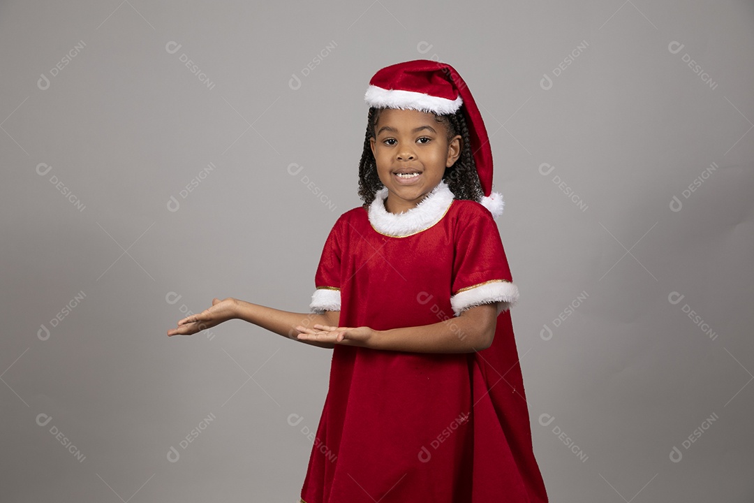 Linda garotinha sorridente usando roupa do papai Noel celebrando natal