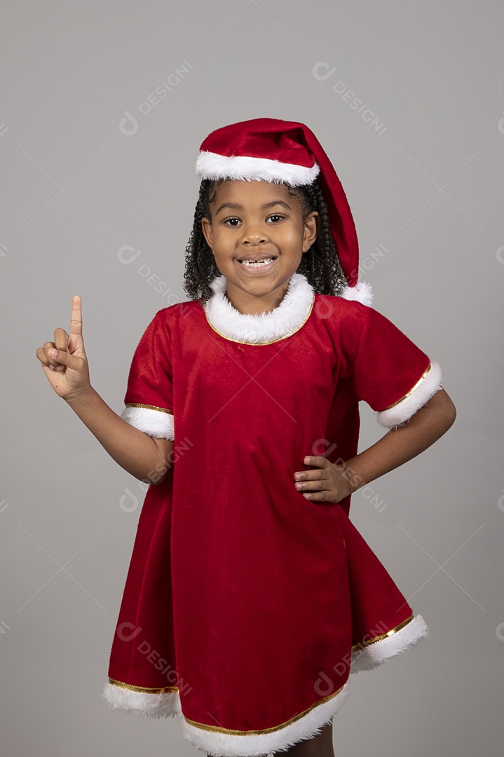 Linda garotinha sorridente usando roupa do papai Noel celebrando natal