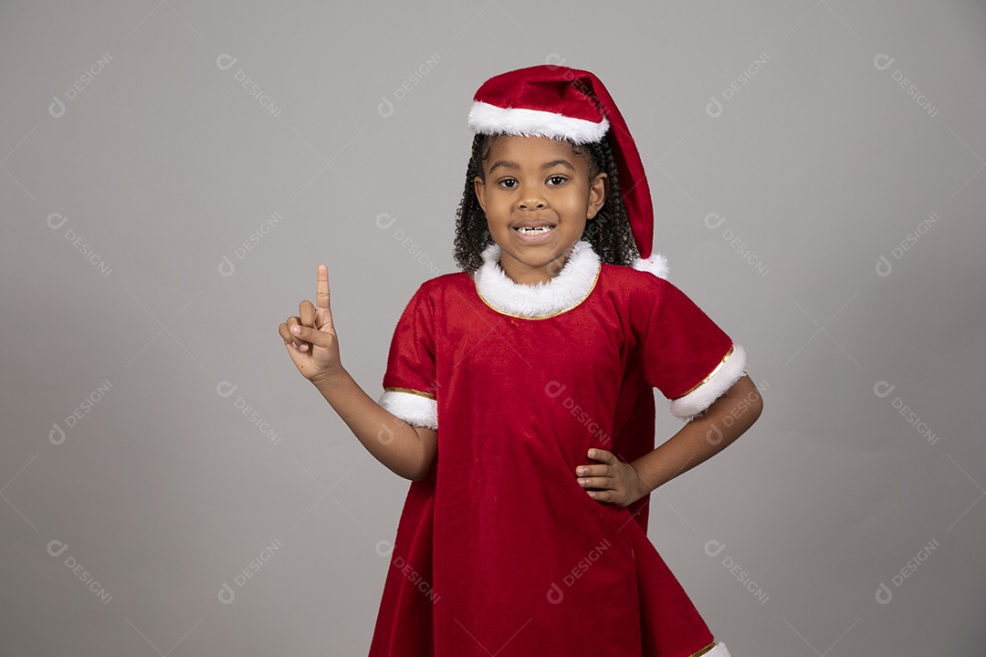 Linda garotinha sorridente usando roupa do papai Noel celebrando natal