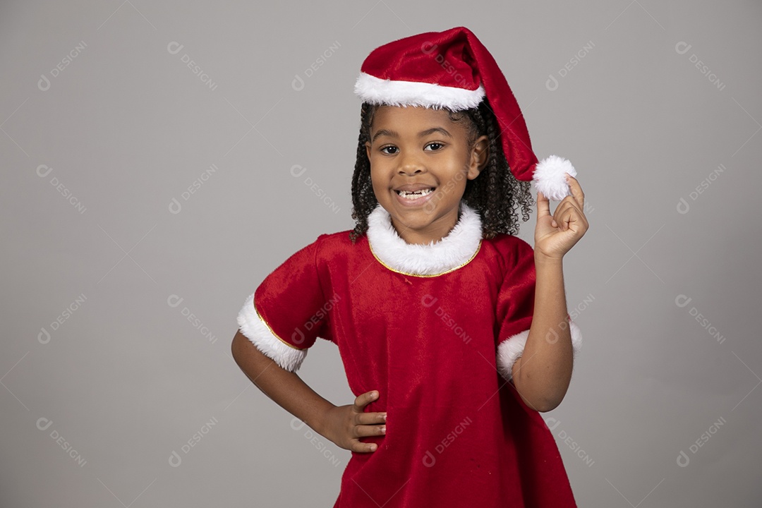 Linda garotinha sorridente usando roupa do papai Noel celebrando natal