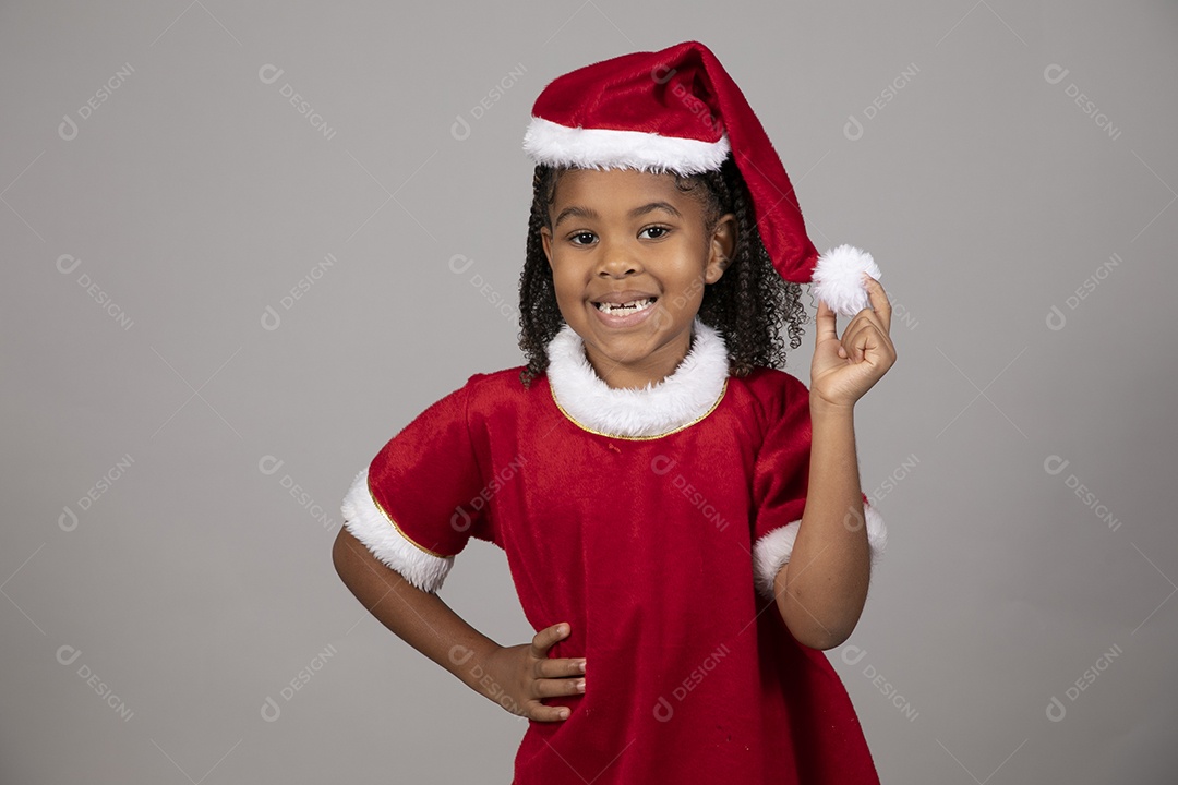 Linda garotinha sorridente usando roupa do papai Noel celebrando natal